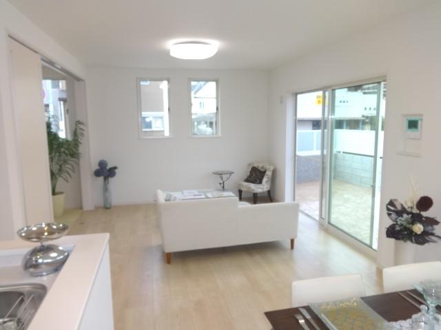 Living. Local (10 May 2013) Shooting