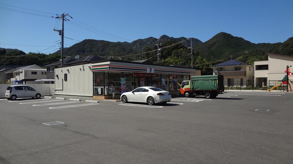 Convenience store. 50m to Seven-Eleven