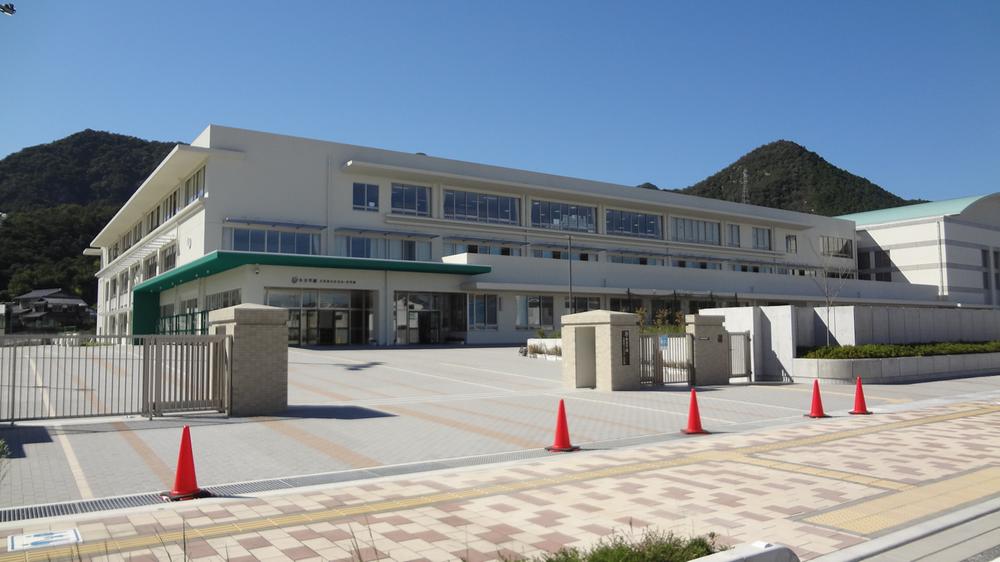 Primary school. Ogata Small ・ 900m up to junior high school H25_nen'nikaikoshitabakarinoatarashiikoshadesu