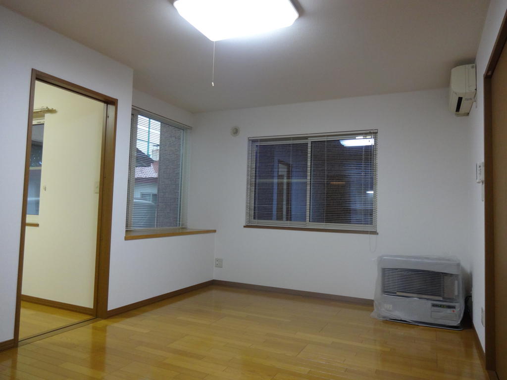 Living and room. Air conditioning ・ Summer in the heating equipped nor comfortable winter