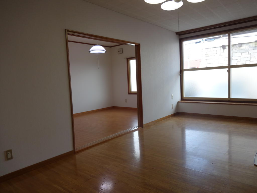 Living and room. Good per sun on large windows! 