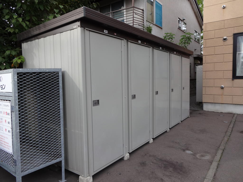 Other common areas. Because there is a separate storeroom, Not troubled in the housing!