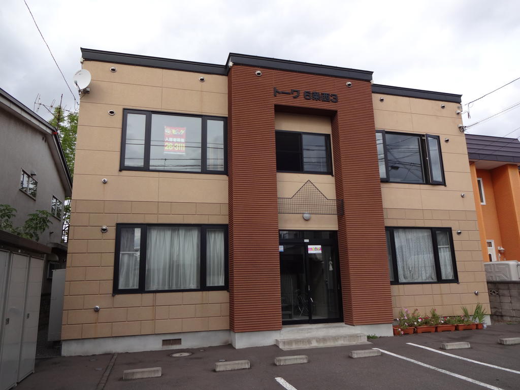 Building appearance. There is no snow accumulate worry to the stairs because there are stairs in the room ☆