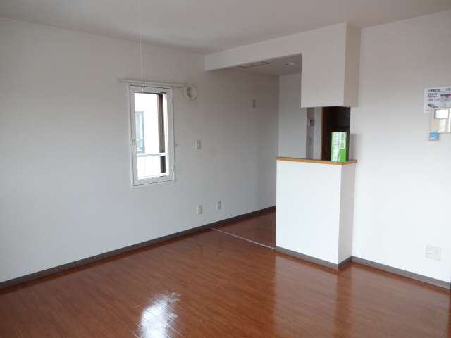 Living and room. Spacious 12.3 Pledge! ! 