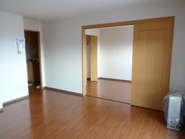 Living and room. Clean flooring ☆ 