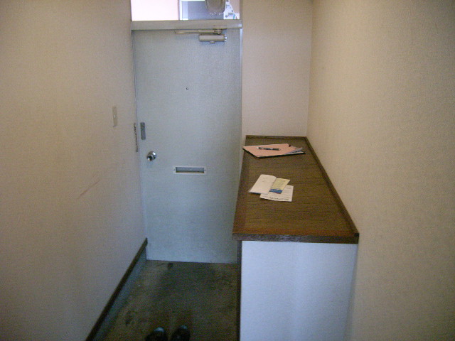 Entrance. Two way to use there because the cupboard is adapted to the shelf! 