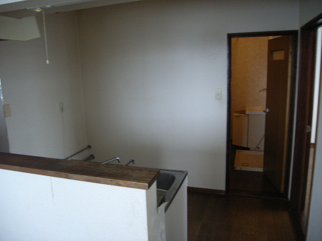 Kitchen. Convenient because the water around is together! ! 