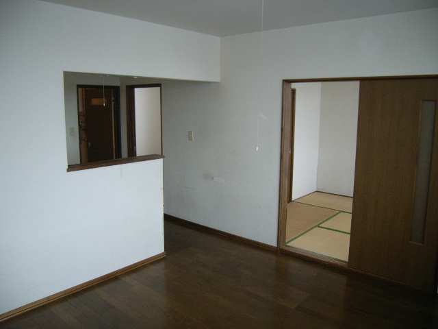 Living and room. It is a popular face-to-face kitchen