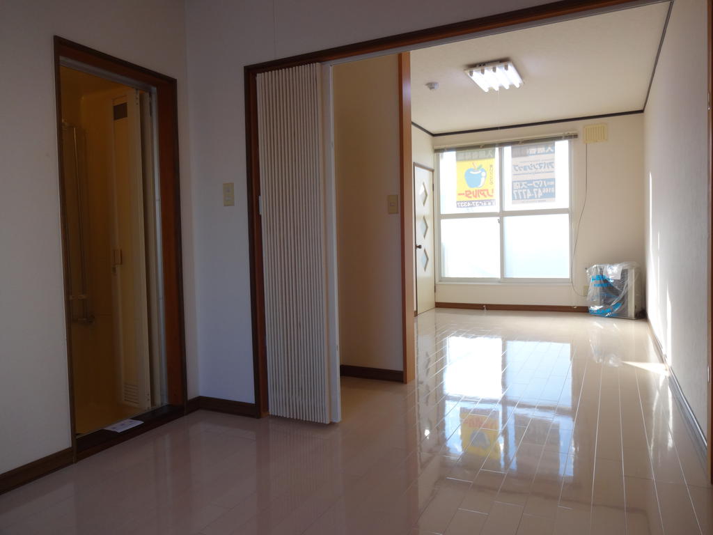 Other room space. Spacious and open Western-style rooms of the partition!