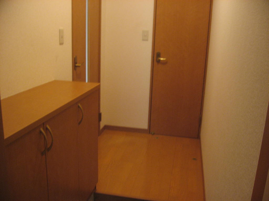 Entrance. There is a large shoebox, Not troubled even storage of shoes ☆