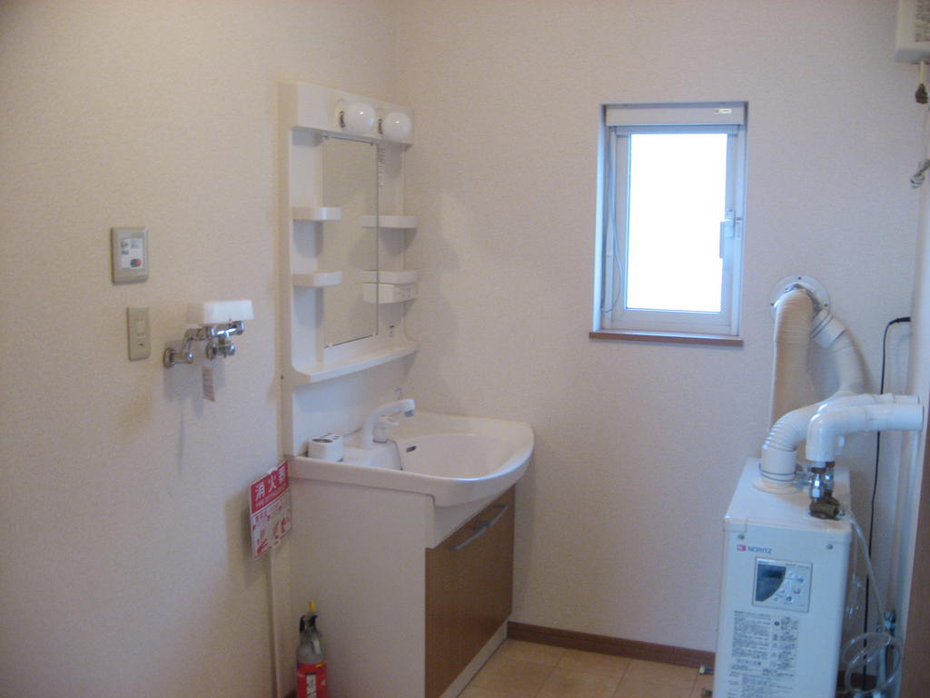 Washroom. Bright washroom there is a window ☆