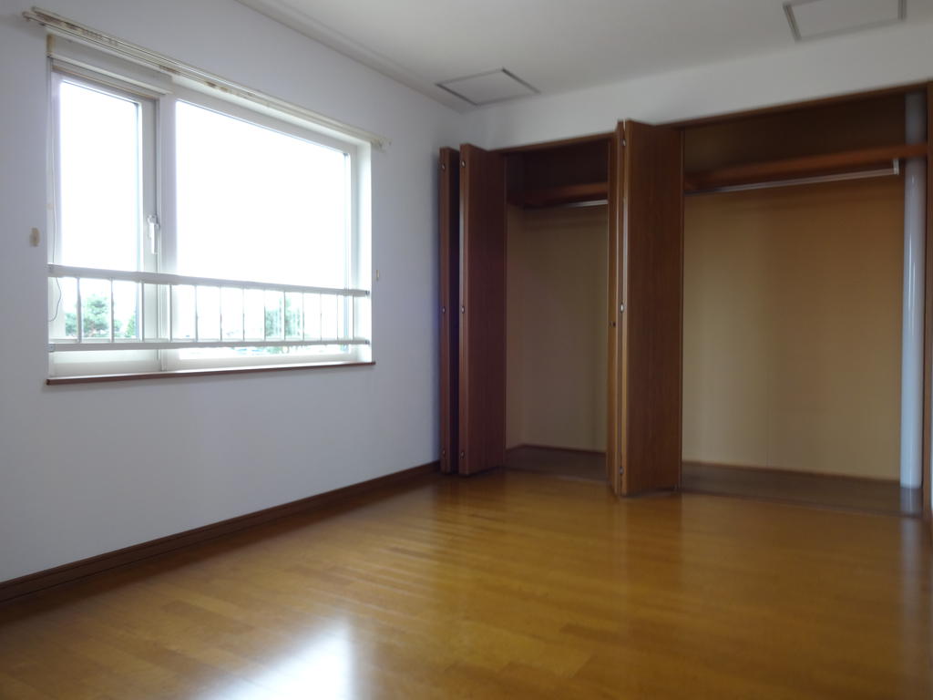 Other room space. Easy clothes organized in a housing equipped with a hanger rack ☆ 