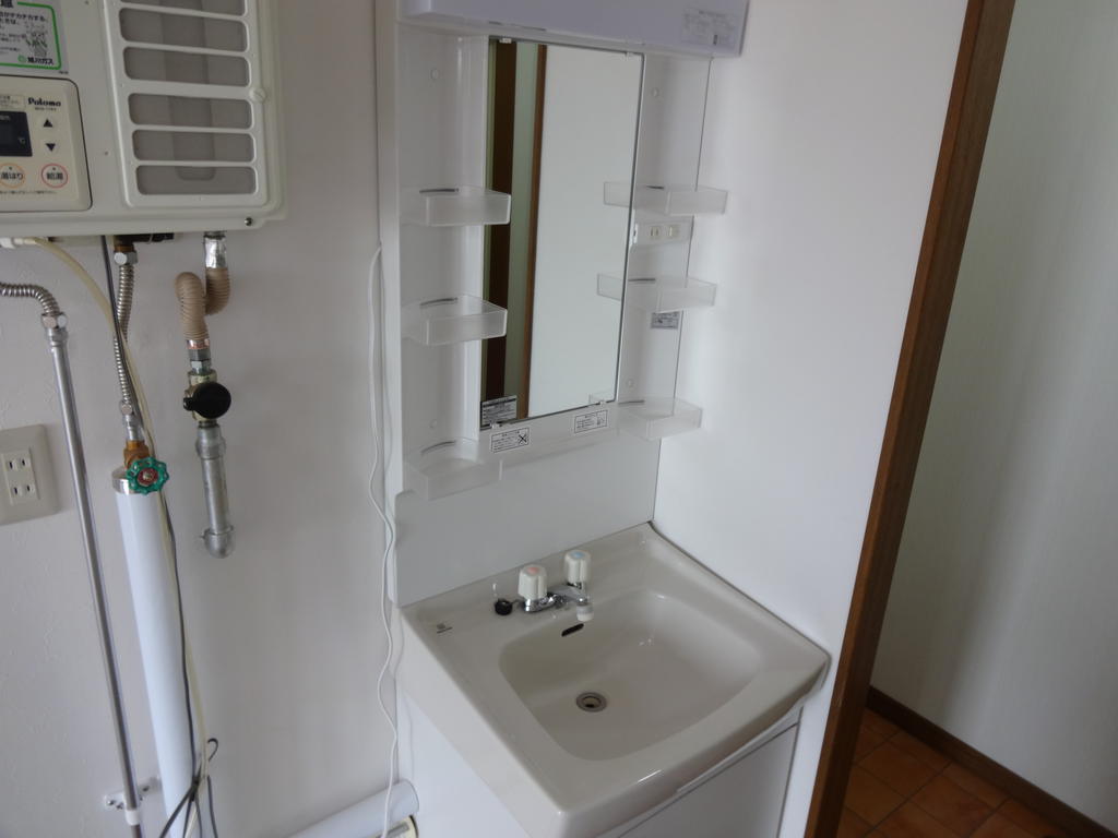 Washroom. Easy to tidy up if there is space to put things ☆ 