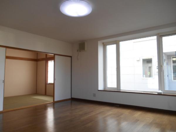 Living. ■ Living gathering of family ~ Shy open feeling with bay window ~