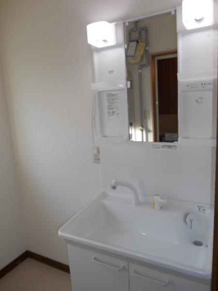 Wash basin, toilet. ■ Shampoo dresser