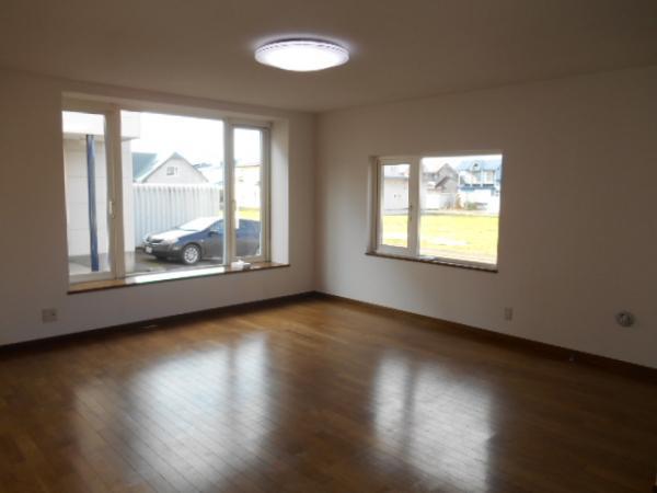 Living. ■ Spacious LDK with a bay window