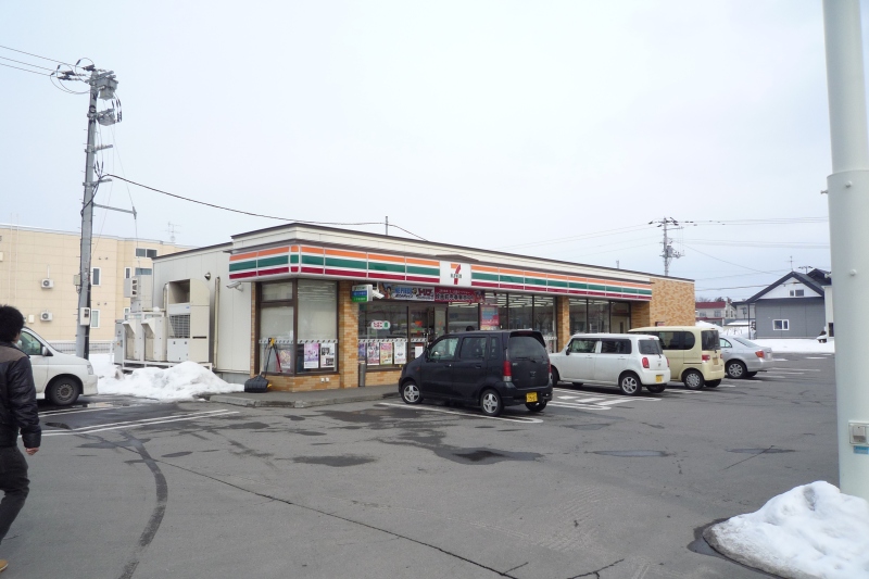 Convenience store. Seven-Eleven Asahikawahigashi Article 6 store up (convenience store) 587m