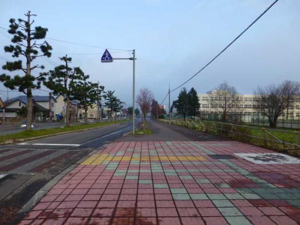 Junior high school. 850m Kamui junior high school 850m walk 15 minutes to the junior high school and Kamui petting Street