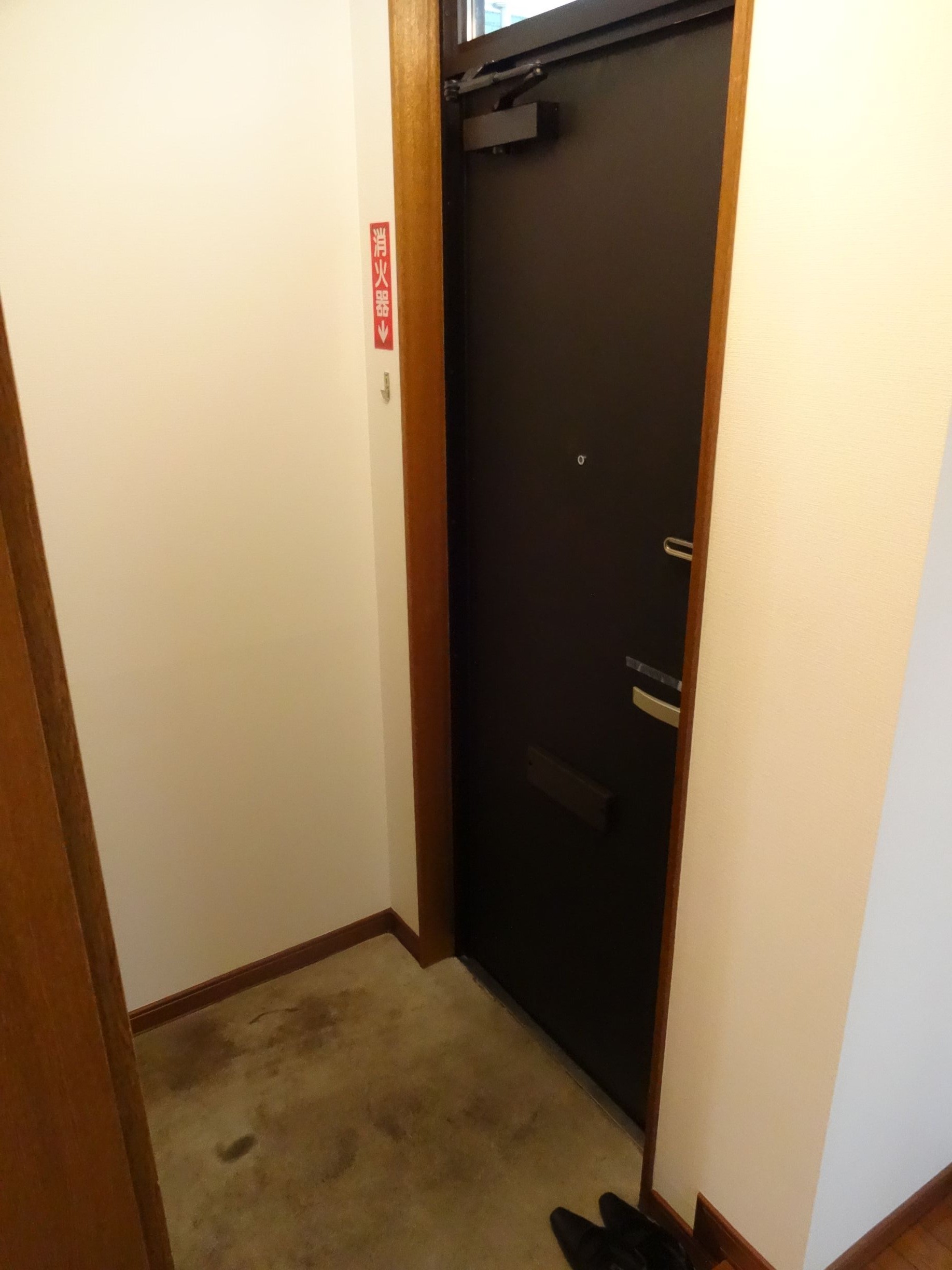 Entrance. Is it safe to many shoes because there is a large shoebox there ☆ 