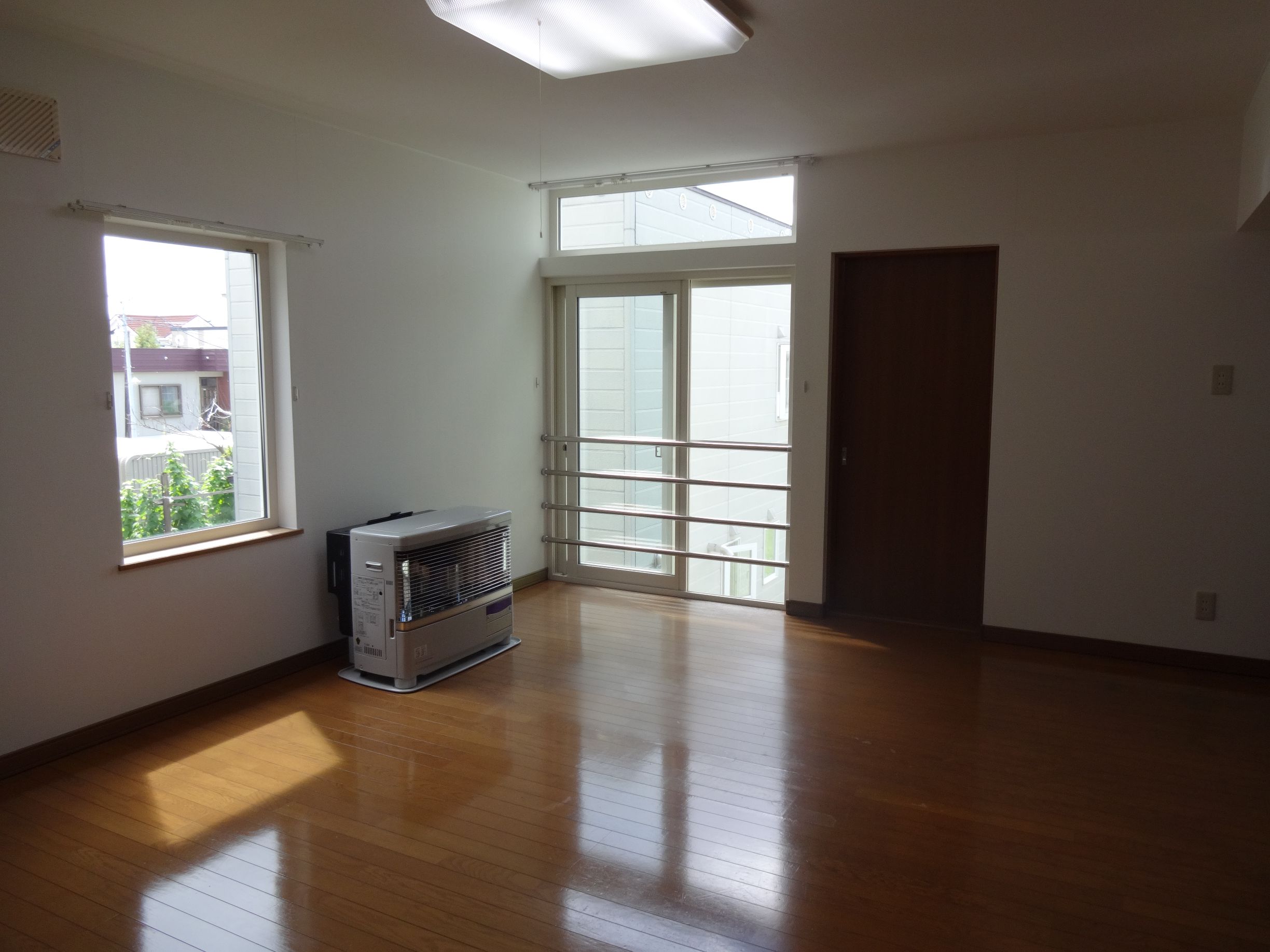 Living and room. There is a large stove, Warm room ☆ 