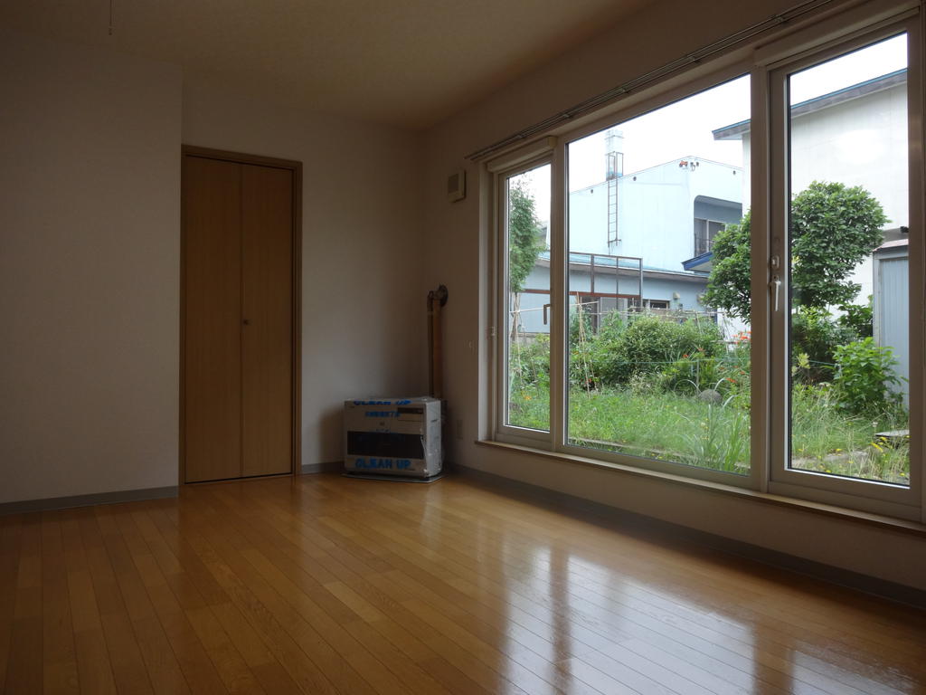 Living and room. Good per sun on large windows ☆