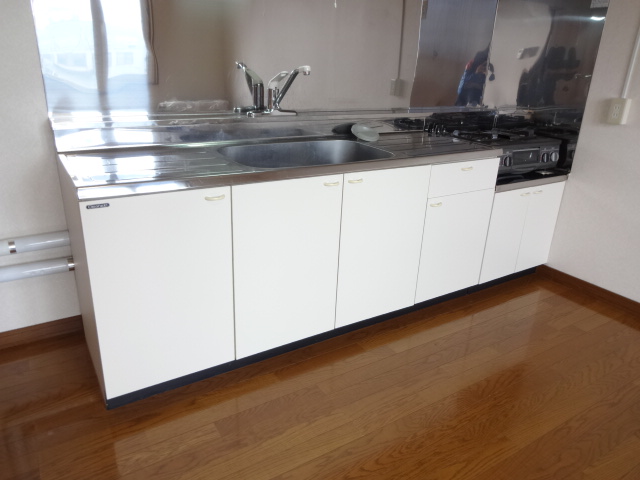 Kitchen. Spacious kitchen with a gas stove ☆