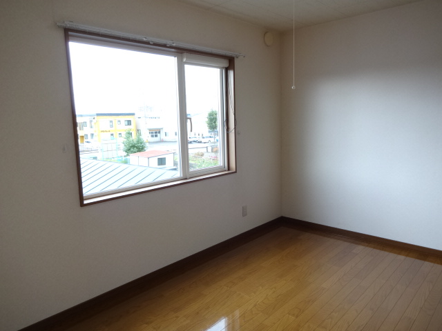 Other room space. It overlooks the residential area from the window