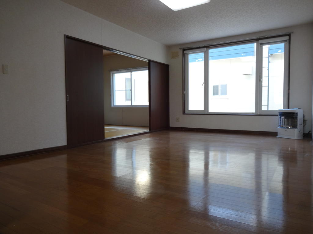 Living and room. Flooring shiny ☆ 