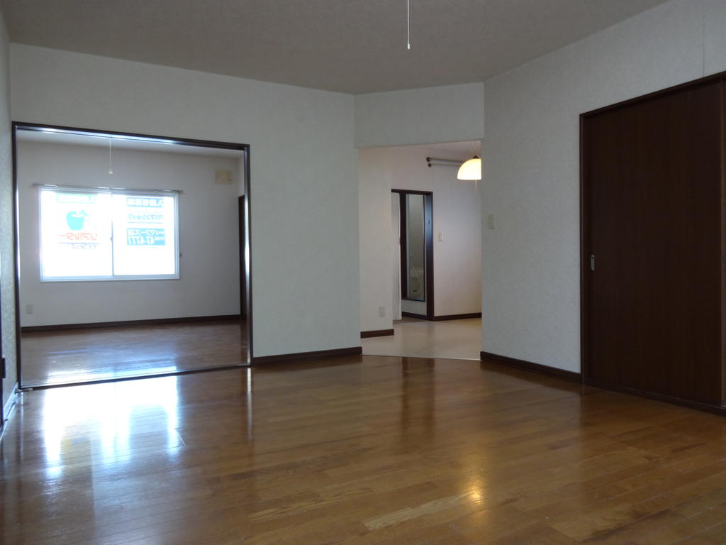 Living and room. 16 Pledge of spacious living! ! 