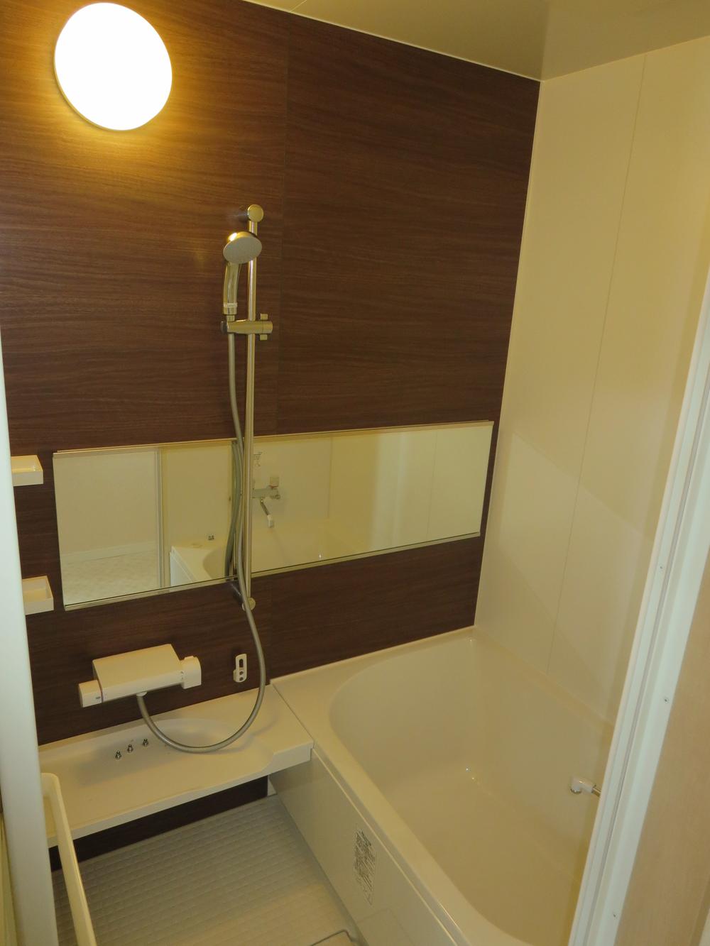 Bathroom. ■ It established the unit bus ~ I was committed to accent panel ~
