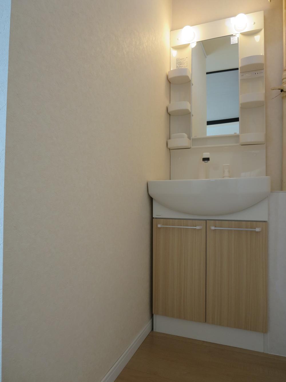 Wash basin, toilet. ■ Shampoo dresser