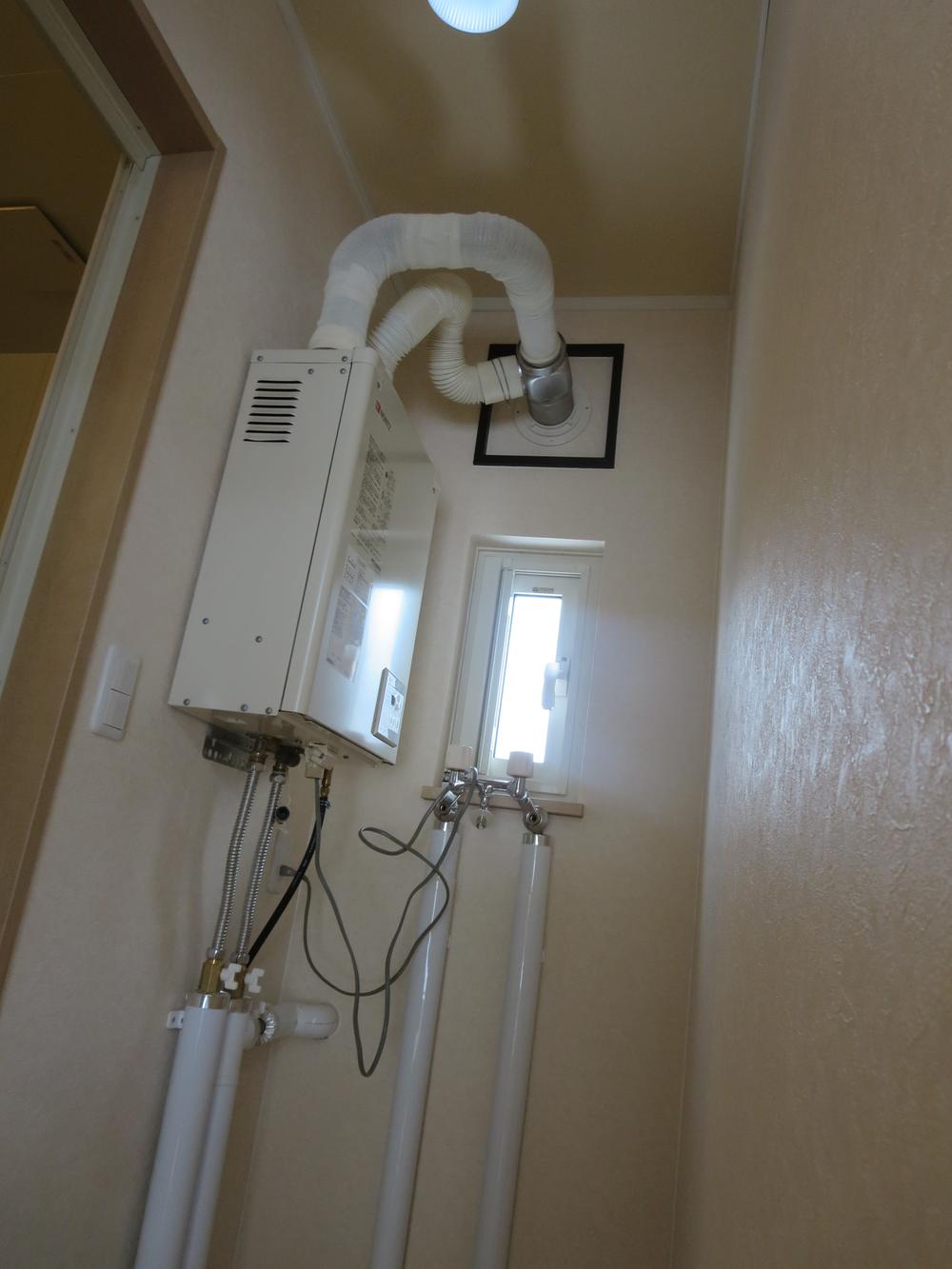 Wash basin, toilet. ■ Hot water boiler