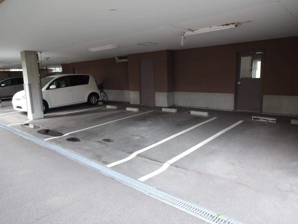 Parking lot. I am not need a car of snow removal in winter ☆