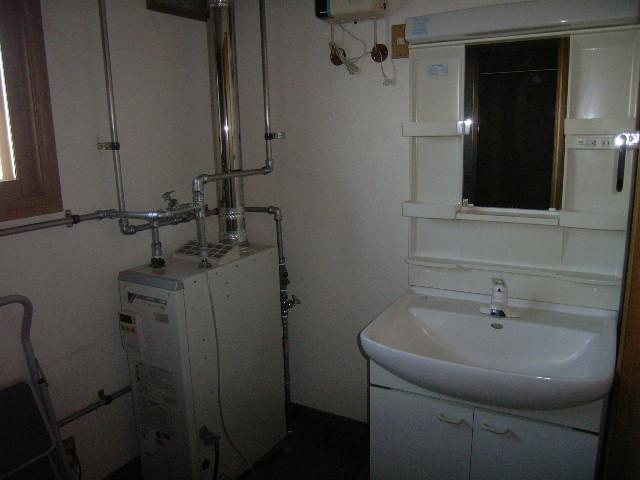 Wash basin, toilet. Room (August 2013) Shooting