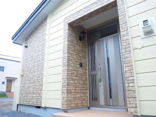 Entrance. Was fashionable finish wall material of brick