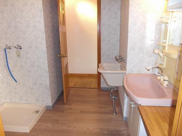 Wash basin, toilet. Indoor (11 May 2013) Shooting