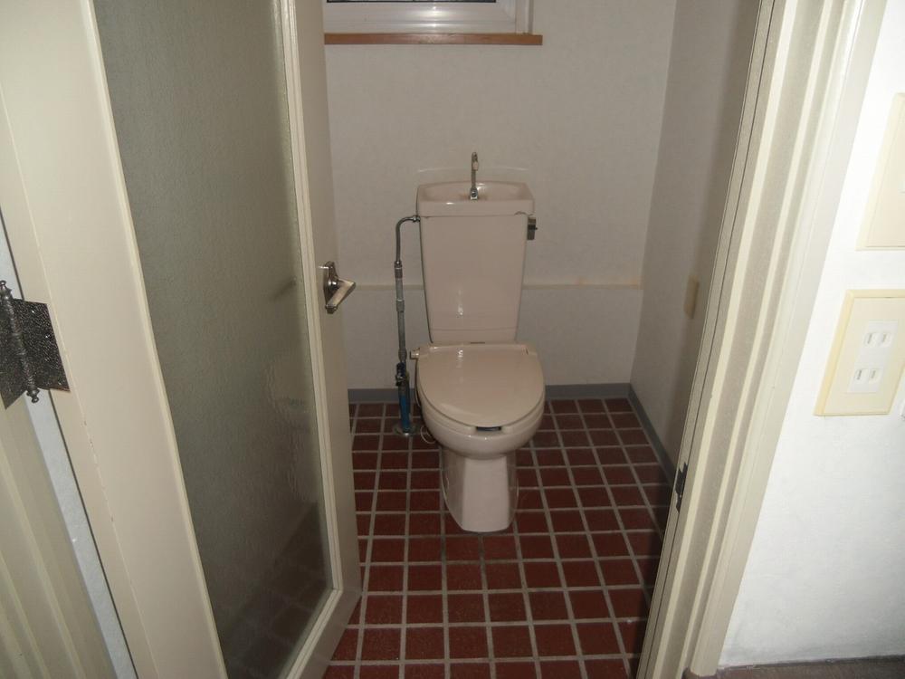 Toilet. Indoor (11 May 2013) Shooting