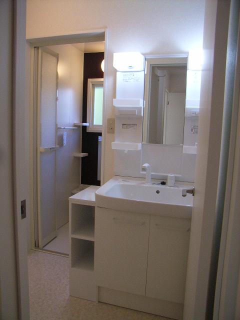 Wash basin, toilet. Exchange also wash basin with a new