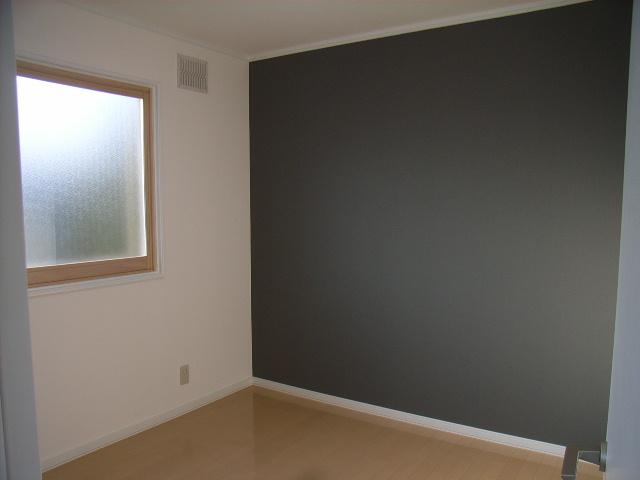 Non-living room. Wallpaper accent