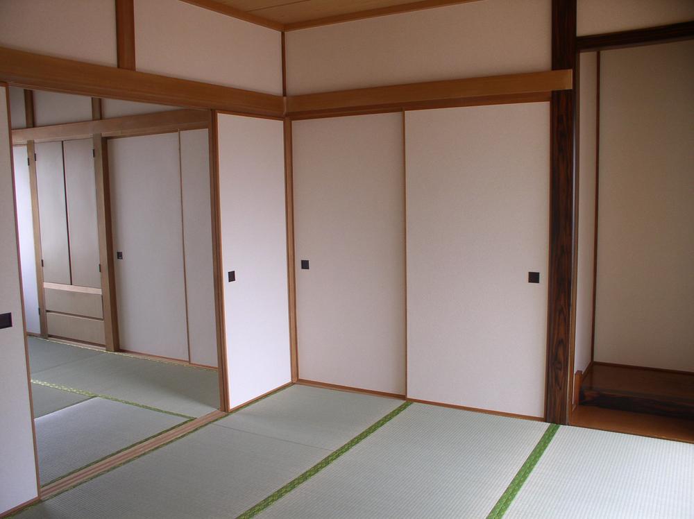 Non-living room. 2 between the continuance of Japanese-style room on the first floor