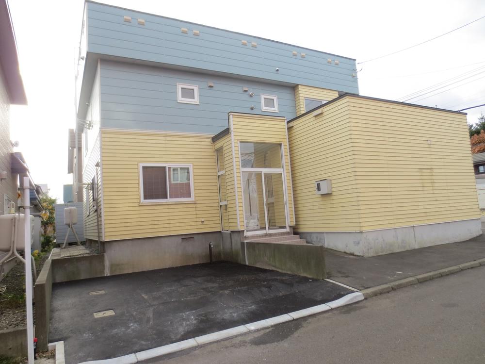 Local appearance photo. There entrance of the residential part only. 