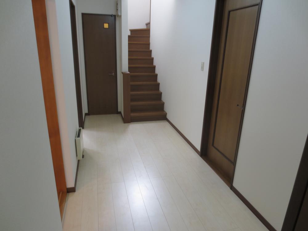 Entrance. In the holes from the first floor entrance. Floor is also very beautiful Yes to re-covering. Free space portion from here, living, Western style room, You go to a Japanese-style room. 