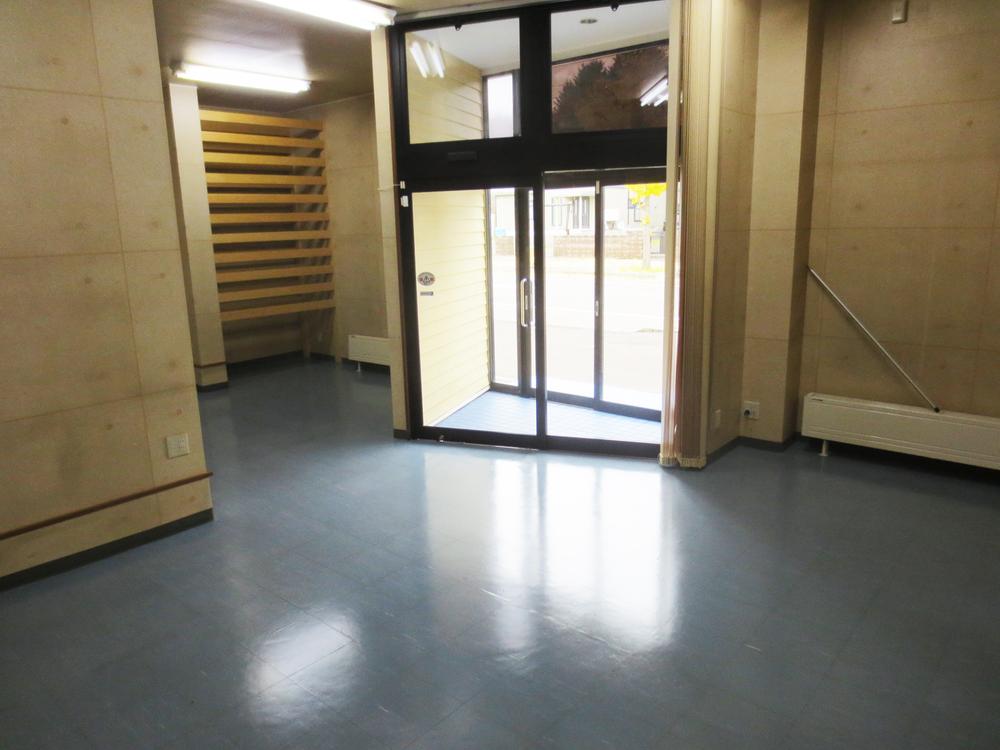 Other introspection. You can use the automatic door to enter and exit to the outside from the free space