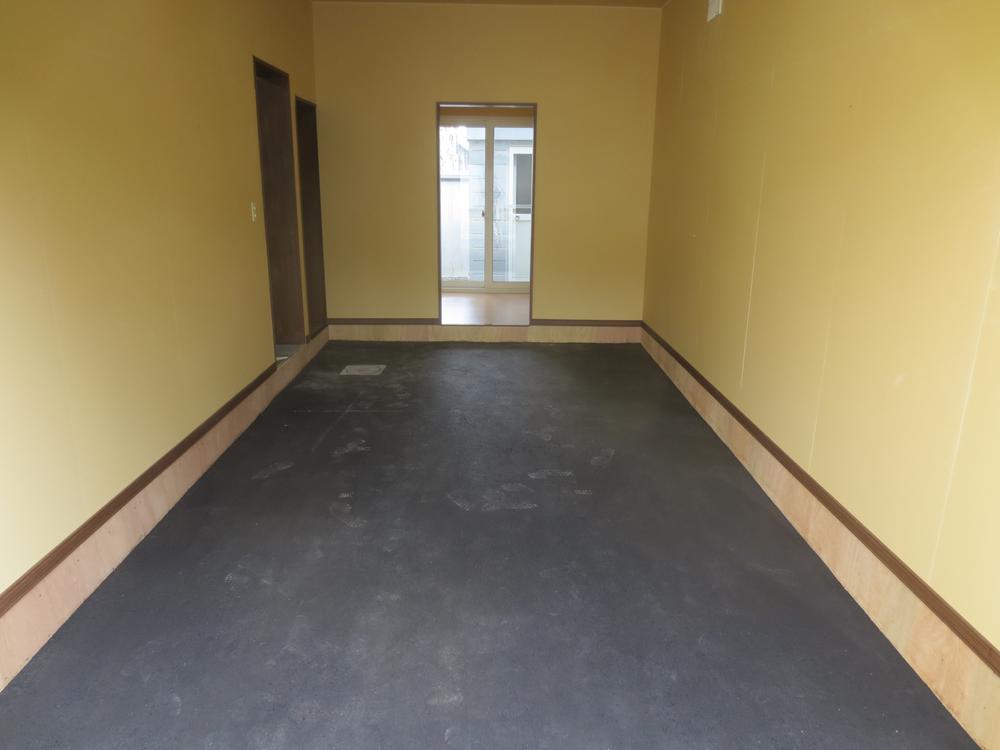 Parking lot. Garage interior has been paved to clean, You can enter and exit from the inside to the free space. Door of the back left is a staircase under storage, Back it is ordered and storage compartment. 