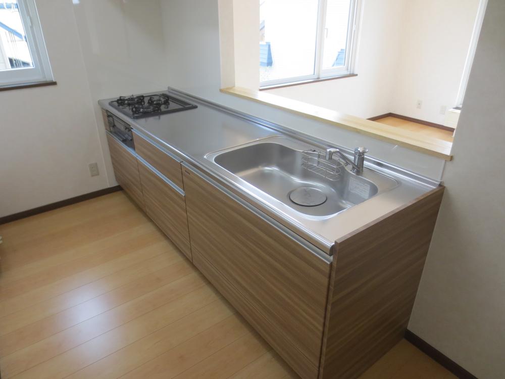 Kitchen. The kitchen is face-to-face in a three-necked gas stove. Of course, hanging cupboard, Also with ventilation fan, Exchange is settled. 