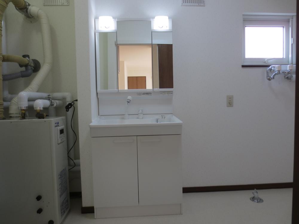 Wash basin, toilet. Vanity exchange with three-sided mirror, Sort pasting Cross, CF Hagae. 