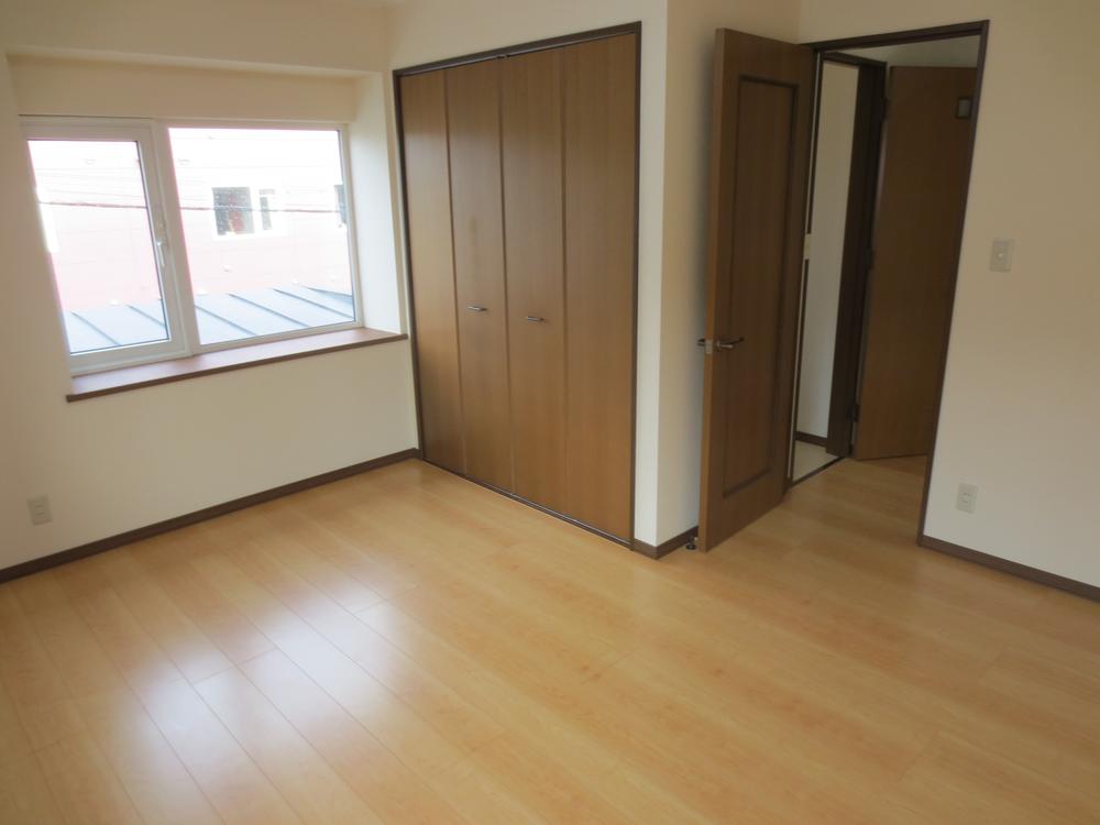 Non-living room. Second floor Western-style is Chokawa on the floor with a texture of wood