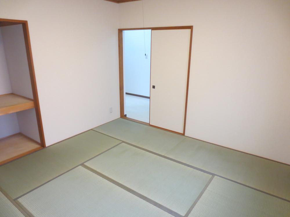 Non-living room. First floor Japanese-style tatami Omotegae, It has completed cross stuck sorting. 