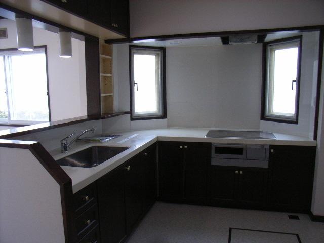 Kitchen. L-shaped kitchen is usability good