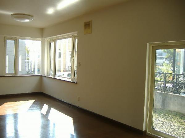 Living. Bay windows also large, bright